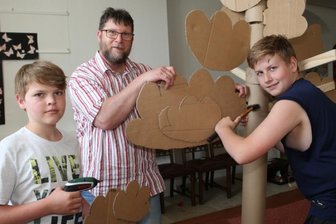 Beschwingtes Musical mit einer tiefgründigen Botschaft - Der Zwönitzer Gemeindepädagoge Lutz Riedel baute gemeinsam mit den beiden zwölfjährigen Jungen Bruno Anders (links) und Kurt Wetzel die Kulissen für die Musical-Aufführung.