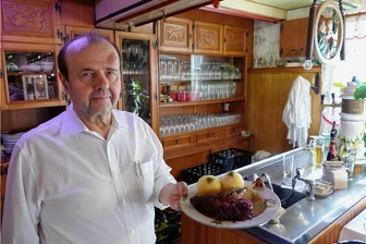 Besenschänke, Dorfschänke und Gartenheim machen dicht: Gelenau gehen die Gastronomen aus - Noch gibt es Gänsekeulen mit Rotkraut und Klößen bei Heinz Scherzer. Doch am 18. Dezember schließt er die Erzgebirgische Dorfschänke für immer zu.
