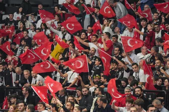 Besiktas Istanbul kommt in die Messe: Was die Fans und Spieler der Niners Chemnitz am Dienstag erwartet - Fans von Besiktas Istanbul beim Eurocupspiel gegen JL Bourg-en-Bresse im Oktober dieses Jahres.