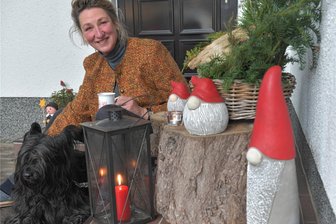 Besinnlicher Advent in Niederschöna: Goldschmiedin Andrea Gerlach bäckt leckere Mandelwölkchen - Andrea Gerlach und ihr Skye Terrier Argonaut vor ihrem Haus in Niederschöna.