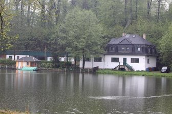 Besitzer des Gründelhauses sind fast am Ziel - Idyllisch gelegen: das Eiscafé am Gründelteich.