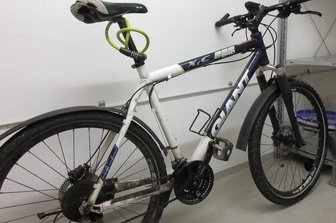 Besitzer von gestohlenem Mountainbike gesucht - Der Besitzer dieses weiß-dunkelblauen Mountainbikes vom Typ "Giant XTC 26" wird gesucht.