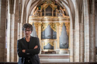 Besondere Abendmusik im Dom zu Freiberg an der Orgel - Domorganist Albrecht Koch vor der Großen Silbermann-Orgel im Dom St. Marien zu Freiberg.