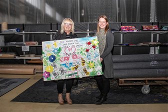Besondere Aktion der Oelsnitzer Halbmond Teppichwerke - Kids & Co. aus Klingenthal dankt mit einem Bild: Leiterin Kerstin Scherbaum und Lena Schaller von Halbmond.
