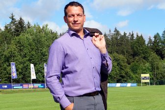 Besondere Aktion nach Gründung der Schönecker Bürgerstiftung - Schönecks Bürgermeister Andy Anders (parteilos) sammelt Geld für den Stiftungsgrundstock.