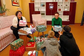 Besondere Bescherung bei der Familienhilfe in Glauchau - Tina Förster (re.) und Monique Herrmann von der Sozialpädagogischen Familienhilfe konnten Geschenke an Kinder verteilen.