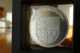 Besondere Ehrung für Einsatz im Landkreis: Wer erhält die zehnte Verdienstmedaille in Mittelsachsen? - Die Verdienstmedaille des Landkreises Mittelsachsen