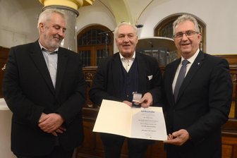 Besondere Ehrung für früheren Falkensteiner Bürgermeister Arndt Rauchalles - Steins Erster Bürgermeister Kurt Krömer (r.) überreicht die Auszeichnung an Arndt Rauchalles.