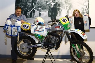 Besondere Exponate fürs künftige Enduro-Museum - Fördervereinsmitglied Dajana Kunze ist überwältigt. Achim Ambrosius überlässt dem Museum unter anderem die Motorradkleidung von Endurofahrer Andreas Cyffka.
