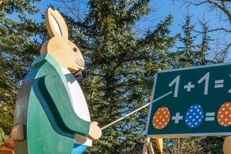 Besondere Freizeittipps für die Osterzeit - Am Pyramidenplatz im Reichenbacher Ortsteil Friesen hat der örtliche Heimatverein mit einer nagelneuen Hasenschule für vier Häschen für einen besonderen Hingucker gesorgt. 