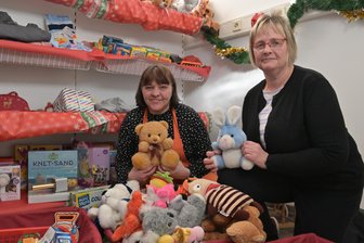 Besondere Hilfe im Erzgebirge: Dieses Weihnachtszimmer macht nicht nur Kinder glücklich - Sandra Fischer (l.) und Silke Vogel vom Team der Tafel in Schneeberg im Weihnachtszimmer.