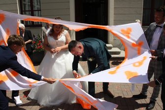 Besondere Hochzeit auf dem Crimmitschauer Marktplatz - Ein riesiges Herz als Symbol ihrer Liebe: Kristin und Manuel John haben am Samstag geheiratet.