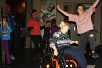 Besondere Pinocchio-Aufführung im Tivoli - Menschen mit und ohne Behinderung wirken in dem Stück mit (Probenfoto).