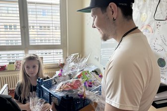 Besondere Sammelaktion zaubert jungen Patienten in Krankenhaus im Erzgebirge ein Lächeln ins Gesicht - Azbui Clemens Schmidt (20) lässt Greta Teich (7) ein Geschenk in ihrem Krankenzimmer in Aue aussuchen.