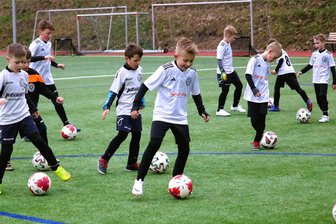 Besondere Trainingseinheit für die Fußballjunioren von Eintracht Erdmannsdorf/Augustusburg - Das DFB-Mobil machte in Augustusburg Station. Die jungen Kicker von Eintracht Erdmannsdorf/Augustusburg waren mit großer Begeisterung bei der Sache.