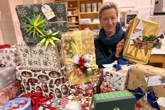 Besondere Weihnachtsaktion: Diese Apotheke im Erzgebirge trägt Geschenke aus - Antje Bertram und ihr Team von der Vogelbeer-Apotheke Lauter verschenken dieses Jahr wieder Geschenke an Kunden, die einsam sind oder es gerade schwer haben.