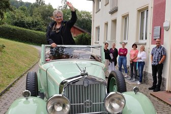 Besonderer Abschied im Erzgebirge: Mit dem Oldtimer in die Rente - Mit diesem Horch, Baujahr 1930, ging es für Simone Dolling noch einmal in alle EKH-Einrichtungen.