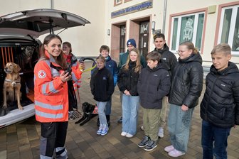 Besonderer Einsatz: Rettungshunde besuchen Oberschule im Erzgebirge - Laura-Sophie Gottwald erklärt den Schülerinnen und Schülern wie die GPS-Ortung funktioniert.