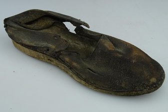 Besonderer Fund im Erzgebirge: Dieser alte Schuh lag ein Jahrhundert im Bergwerk verborgen - Fundstück unterm Turmdach in Oelsnitz: ein wohl 100 Jahre alter Schuh.