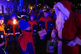 Besonderer "Löscheinsatz" erfreut Kinder - Abends schlug dann die große Stunde für die Mitglieder der Thumer Jugendfeuerwehr. An der Pyramide vor dem Rathaus erhielten auch sie Präsente, wofür im Gegenzug Gedichte und Lieder fällig waren.