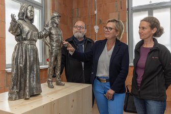 Besonderer Moment im ersten Inklusionshotel im Erzgebirge - „Purple Path“-Kurator Alexander Ochs, Sachsens Kulturministerin Barbara Klepsch und Katja Seifert, Vorsitzende des Vereins „Anna + Sascha“(Foto von links) bei der Enthüllung der Figuren.