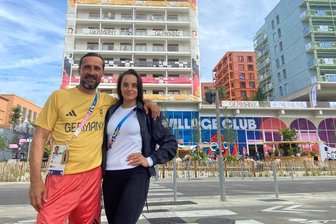 Besonderer Rundgang in Paris: Hier ruhen unsere Olympiahoffnungen - Zwei Chemnitzer in Paris: Turnerin Pauline Schäfer und ihr Trainer Kay-Uwe Temme vor dem Deutschen Haus im olympischen Dorf Paris.
