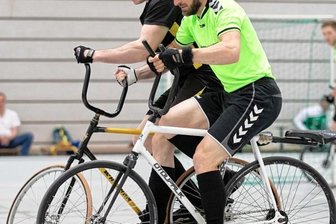 "Besonderer Tag für den Radball" - Am Samstag zuhause gefordert: Eric Rudolph (v.) vom TV 1844 Freiberg.