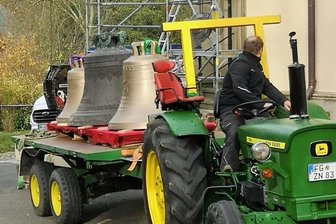 Besonderer Transport: Neuhausener Glocken schweben am Kran in den Kirchturm - 
