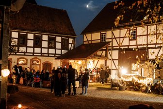 Besonderes Erlebnis für blinde Menschen: Die „Weihnachtsscheune“ in Sörnzig - Bewohner des SFZ Förderzentrums in Chemnitz haben einen Weihnachtsmarkt besucht, den Sörnziger und weitere Helfer gestalteten.