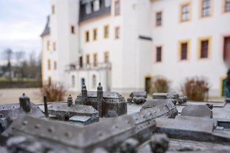 Besonderes Erlebnis in Westsachsen: Ein Museumsrundgang vom Sofa aus - Auf dem Schlosshof finden Besucher das Modell des Rittergutes um 1925. Alle Gebäude sind auch in Blindenschrift untertitelt.