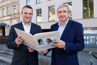 Besonderes Geschenk zum Abschluss einer Zeitreise - Arnd Pahling (re.) mit seinem Nachfolger Bertram Blümel. Zum Abschied erhielt der Altgeschäftsführer ein besonderes Buch. 