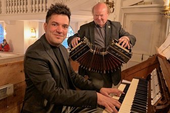 Besonderes Klangerlebnis: Bandonion trifft Orgel in Carlsfeld - Das Duett für Bandoneon & Orgel mit Jürgen Karthe (h.) und Fabian Klentzke ist eine Besonderheit, die jetzt in Carlsfeld geboten wurde.