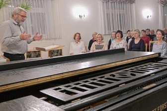 Besonderes Konzert setzt Schlusspunkt - Der Projektchor bei der Probenarbeit im Gemeindesaal Sehma. Dirigent ist Kantor Raimar Hartig. 