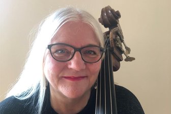Besonderes Orchester aus Dänemark gastiert in Bad Elster - Die dänische Kontrabassistin und Dirigentin Mette Hanskov gründete 2016 das Publikumsorchester.