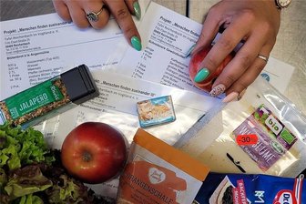 Besonderes Picknick im Reichenbacher Park: Schrankenwärter-Tapas treffen auf Hempels Sofas - Bei der Tafel Reichenbach laufen die Vorbereitungen für das Picknick im Park der Generationen.