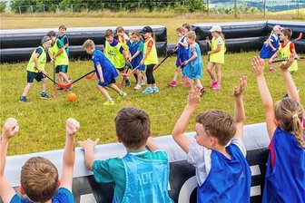 Besonderes Sportfest fordert von Grundschülern in Seiffen Teamgeist und Fairness - Wer gerade nicht spielte, feuerte seine Klassenkameraden beim Hockey an.