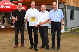Besonderes zum Jubiläum - Geschafft: Christoph Seifert (2. v. l.) vor dem neuen Vereinsgebäude zusammen mit Peter Weidinger (Vorstandsmitglied für Sport des ADAC Sachsen), Friedhelm Kissel (Vorstandsmitglied Sport des ADAC Pfalz) und Joachim Martin (Vorstandsmitglied für Ortsclub-Angelegenheiten des ADAC Sachsen, v. l.). 