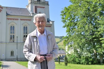 Besonders und selten: 104-Jährige Erzgebirgerin feiert 90. Jubelkonfirmation - Marianne Partenfelder ist 104 Jahre alt. In der Kirche hinter ihr hat sie vor 90 Jahren ihre Konfirmation erhalten.
