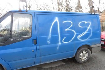 Besprühte Fahrzeuge und Fassaden: Polizei ermittelt Verdächtigen - Im Fall der im März besprühten Pkw und Hauswände in Zwickau hat die Kriminalpolizei einen Verdächtigen ermittelt.