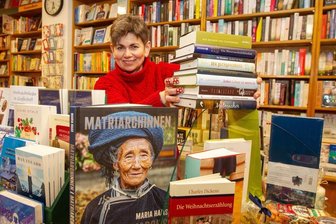 Besser als Amazon und Co: Was diesen Oelsnitzer Buchladen besonders macht - Vor 17 Jahren hat Kathrin Jakob in der vogtländischen Kleinstadt Oelsnitz ihren Buchladen eröffnet und schafft es seitdem, trotz Amazon und großer Handelsketten zu existieren.