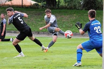 Besser spät als nie: RFC eine Runde weiter - Gleich rappelt es in der Leipziger Kiste: Reichenbachs Lennart Dietrich platziert die Kugel am Tormann vorbei ins lange Eck zum 3:0 - die Vorentscheidung.