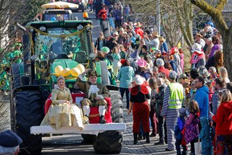 Besser spät als nie: So feiert Langenchursdorf seinen Straßenfasching - Angeführt vom Prinzenpaar zogen die Jecken durch die von Zuschauern gesäumten Straßen.