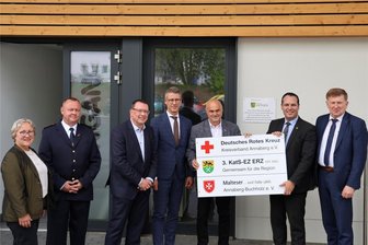 Bessere Bedingungen für Katastrophenschützer im Erzgebirge - Neues Zentrum eingeweiht - Im Beisein von Vertretern des Landes und des Landkreises haben Dr. Frank Pfeil (r.) und Landrat Rico Anton (2. v. r.) das neue Gebäude an das DRK und die Malteser übergeben.