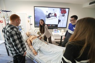 Bessere Lernbedingungen für Pflege-Azubis: DRK eröffnet neues Schulhaus in Chemnitz - Ausbilderin Laura Groschupp (Mitte) in einem der neuen Unterrichtsräume mit Dummy für medizinische Untersuchungen.