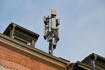 Besserer Handyempfang in Penig - Ein Mobilfunkmast mit 4G/LTE-Antennen (länglich) und 5G-Antennen (quadratisch) auf einem Dach.