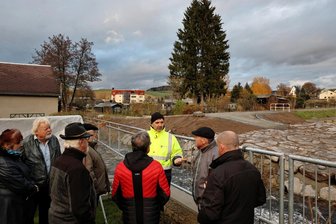 Besserer Hochwasserschutz im Erzgebirge: Millioneninvestition soll Pöhlwasser bändigen - Bei einem Rundgang bekamen Interessenten durch Projektleiter Lutz Klebsch aus der Stadtverwaltung Schwarzenberg Erläuterungen zum Baugeschehen und zur Funktion einzelner Bauwerke, die dem Hochwasserschutz am Pöhlwasser dienen.