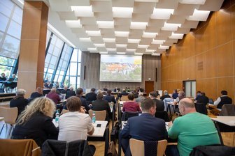 „Besserverdiener“: Debatte um Gehälter im Plauener Rathaus - Sitzungssaal des Plauener Stadtrates: BSW-Kritik an Äußerungen des Stadtoberhaupts.