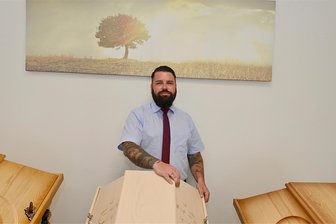 Bestatter übernimmt Gebäude des RHG-Marktes in Bad Elster - und verrät ein Tattoo-Geheimnis - Vor sechs Jahren hat Sebastian Pache das Bestattungshaus von Ruth und Karl Meyer übernommen.