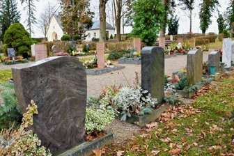 Bestattungen auf Köthensdorfer Friedhof werden teurer - Der Friedhof in Köthensdorf. Wer hier verstorbene Angehörige beisetzen lassen möchte, muss künftig etwas mehr bezahlen.