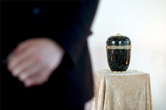 Bestattungen werden in Auerbach künftig teurer - Eine Bestattung wird im Erzgebirgsdorf Auerbach nun richtig teuer.